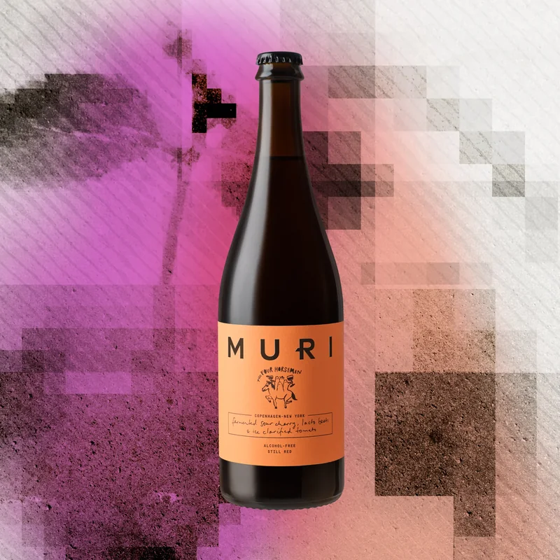 uma garrafa de MURI × The Four Horsemen sobre um fundo pixelizado, rosa e cinzento