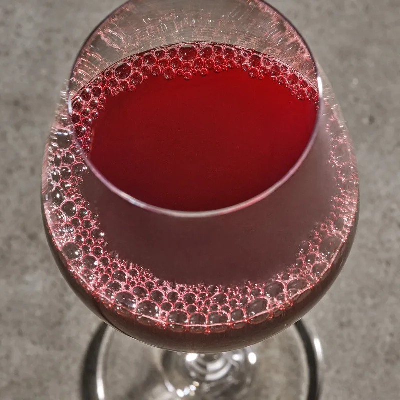 The Four Horsemen num copo de vinho, vermelho-escuro