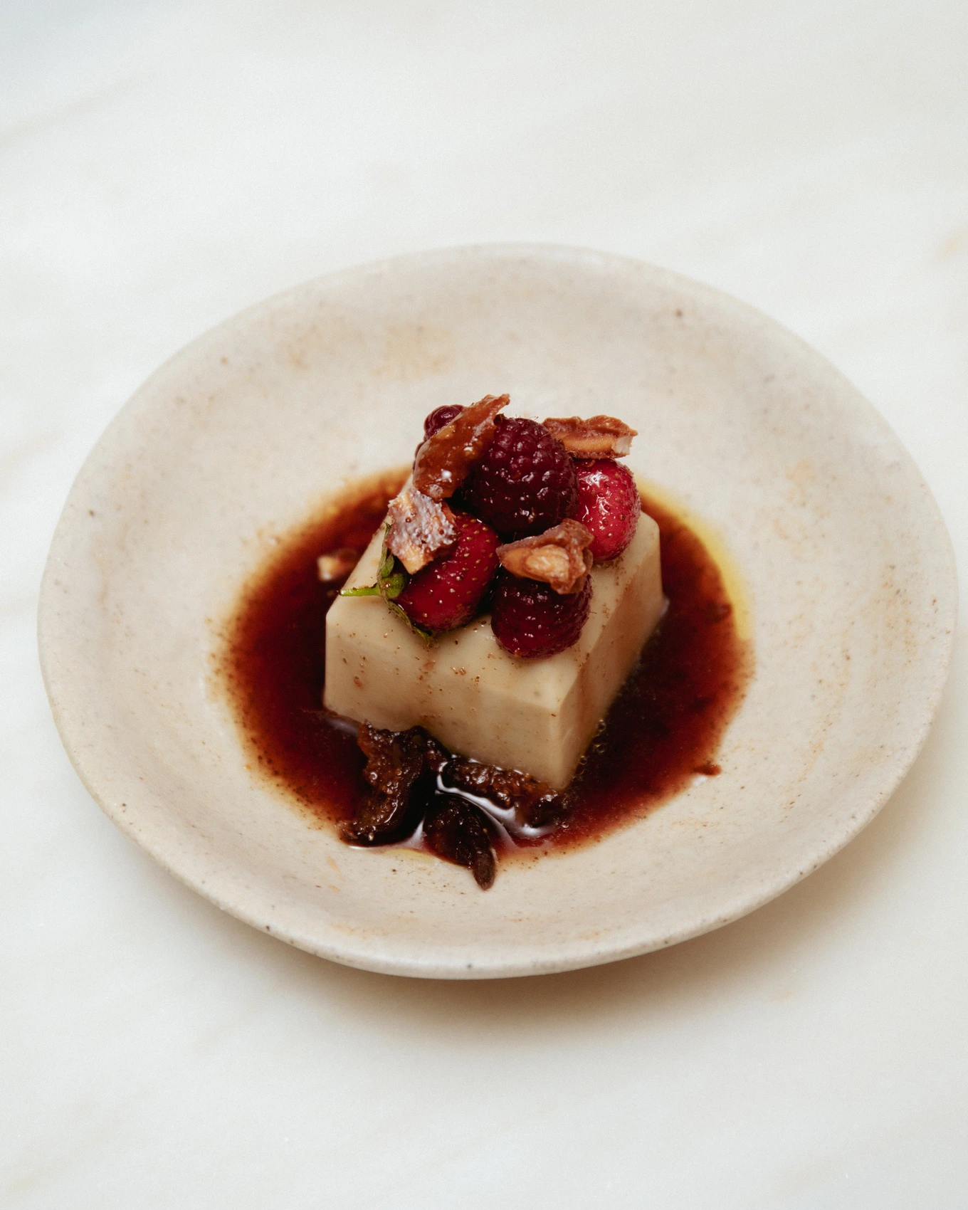 panna cotta de folha de figueira 1 · plated · hero
