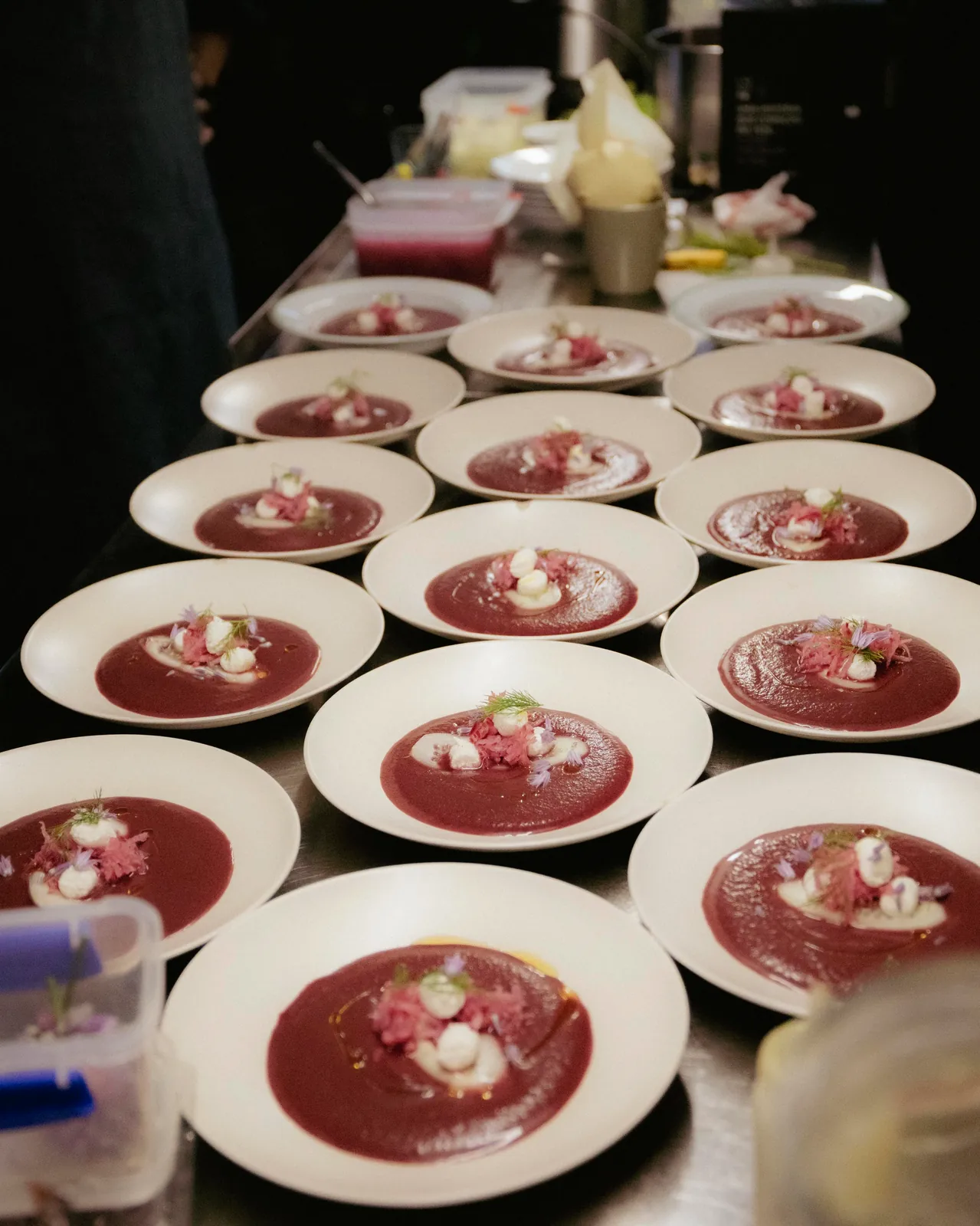 Fileiras de pratos prontos para o serviço no Venn Canteen